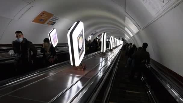 Abstieg mit dem Bagger in der U-Bahn — Stockvideo