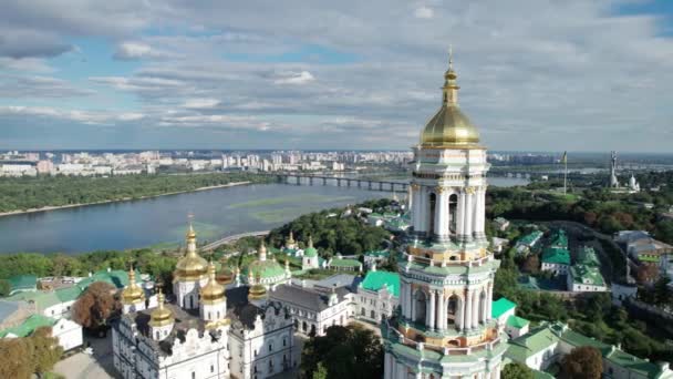 Vista aérea de Kiev Pechersk Lavra, gran campanario de Lavra, monasterio ortodoxo — Vídeo de stock