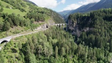 Yaz mevsiminde İsviçre Alplerinde Landwasser Viaduct, Yeşil Dağ Vadisi 'nde Aerial Viaduct