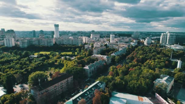 Vista aérea de Metropolis City Skyline con rascacielos, árboles verdes y cielo — Vídeo de stock