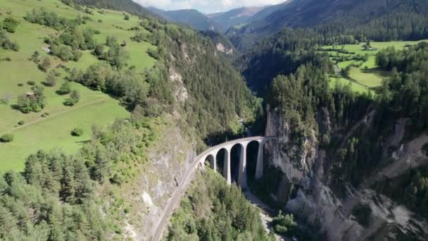 夏季瑞士阿尔卑斯山的Landwasser高架桥，青山谷地的空中景观 — 图库视频影像