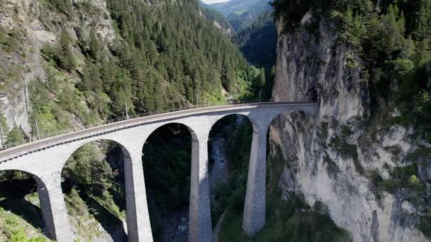 夏季瑞士阿尔卑斯山中的Landwasser高架桥的空中景观 — 图库视频影像