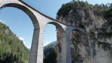 Yazın İsviçre Alplerinde Landwasser Viaduct 'un hava görüntüsü