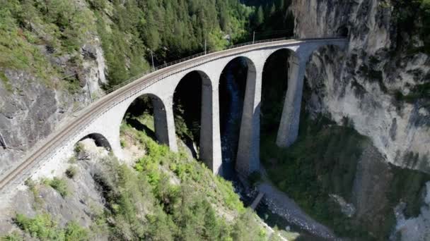 夏季瑞士阿尔卑斯山中的Landwasser高架桥的空中景观 — 图库视频影像
