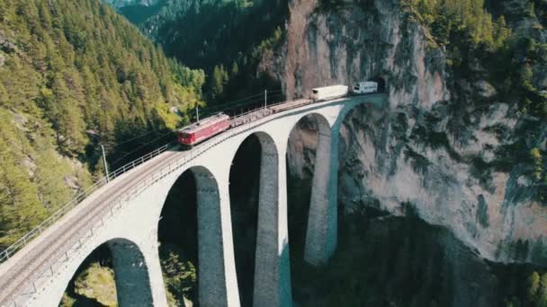 瑞士阿尔卑斯山Landwasser高架桥沿线移动的货运列车的空中视图 — 图库视频影像
