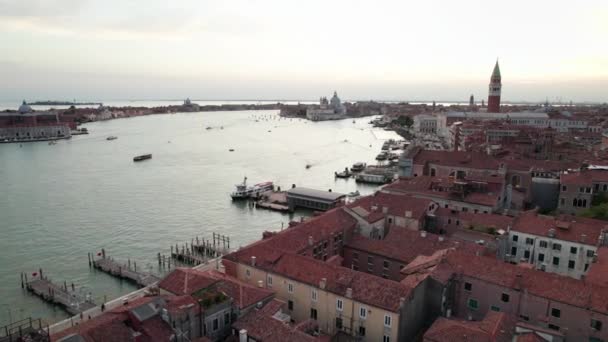 Flygfoto över Venedig Italien med Canal Grande, Hustak av byggnader och båtar — Stockvideo