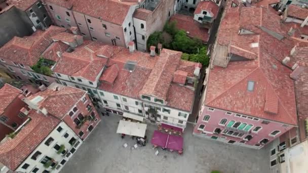 歴史的建造物や鐘楼、スカイライン、イタリアの航空ビューヴェネツィアの都市 — ストック動画