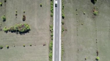 Yeşil Alanlar Arasındaki Platoda Boş Asfalt Yolu 'nun Üst Hava Görünümü