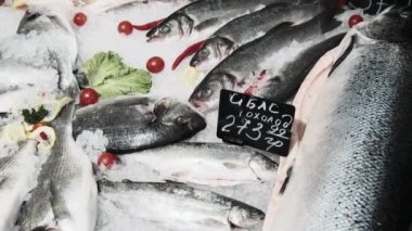 Birçok Taze Deniz Balığı Buz Üstünde Yatar Süpermarket Vitrininde, Donmuş Deniz Ürünleri