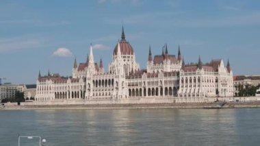 Budapeşte 'de Tuna Nehri yakınlarındaki Parlamento Binasının Panoramik Manzarası