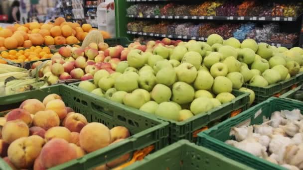 Fruits et légumes frais sur les étagères des supermarchés — Video
