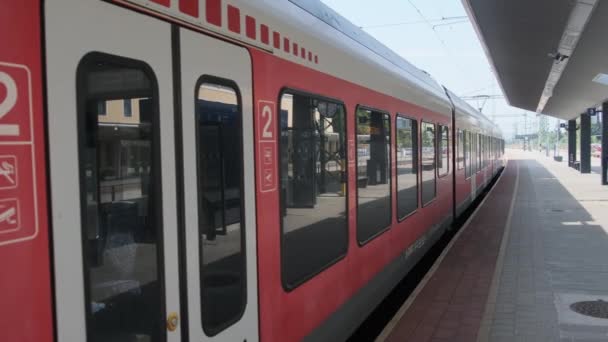ハンガリー、晴れた日のシェケシュフェヘルバル市の鉄道駅のプラットフォーム — ストック動画