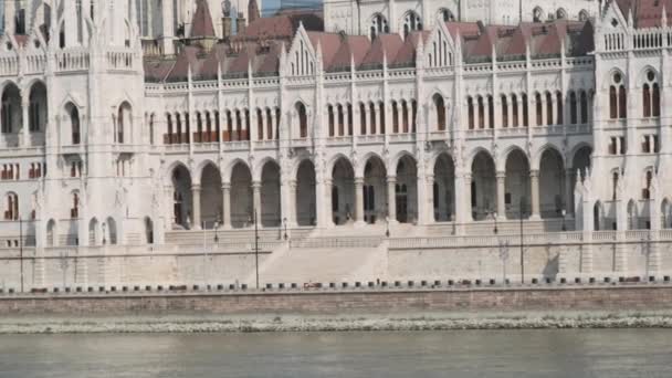 Panoramautsikt över parlamentsbyggnaden i Budapest nära Donau — Stockvideo