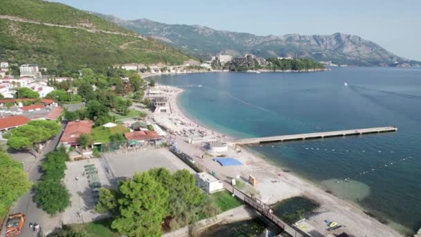 Luftaufnahme Budva Strand am Meer mit Liegestühlen und Menschen, Küste Montenegro — Stockvideo