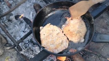 Kızarmış domuz pirzolası yağda kızartılmış tavada açık havada, yağda pişmiş et.