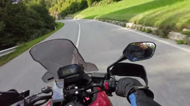 POV Motociclista monta uma motocicleta em um cenário Sunny Mountain Road, Áustria — Vídeo de Stock