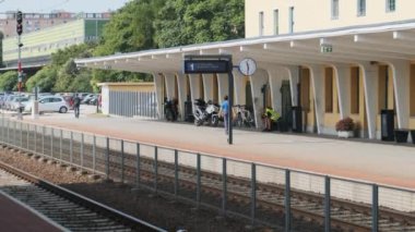 Güneşli bir günde Szekesfehervar şehrinin tren istasyonundaki platformda aç.