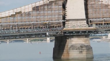 Budapeşte Panoraması, Macaristan 'ın Tuna Nehri üzerindeki Zincir Köprüsü manzarası