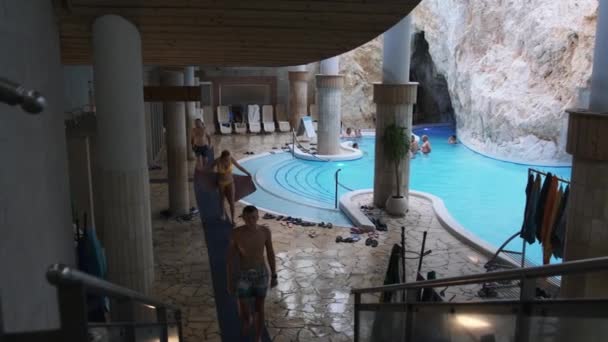 Banho de caverna térmica em Miskolctapolca, dentro da caverna natural em Miskolc, Hungria — Vídeo de Stock