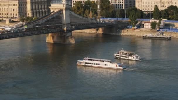 View from above of pleasure boats sailing on the Danube River in Budapest — стоковое видео