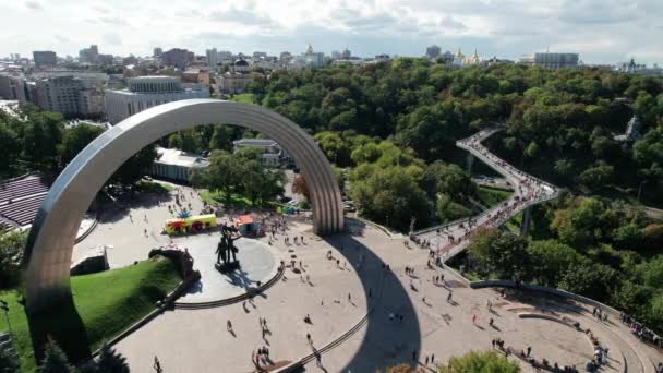 Vue Aérienne De L'arche D'amitié Populaire Dans Le Parc De Kiev Khreshchatyk — Video