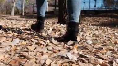 Düşen Sonbaharda Yürüyen Kadın Bacakları Yavaş Çekimde Parkta Yapraklar