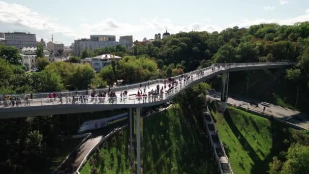Flygfoto över gångbro av glas med en folkmassa Walking People — Stockvideo