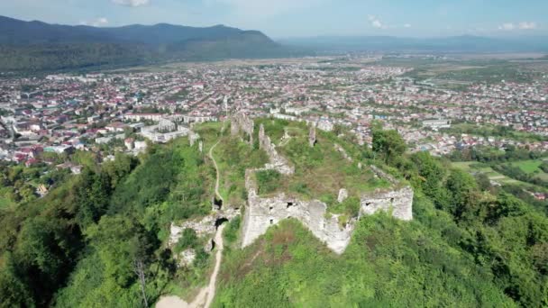 El castillo de Khust en Transcarpathia, vista aérea, oeste de Ucrania — Vídeo de stock