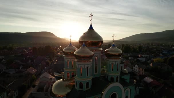 Christian Church at Sunset, Flygfoto, Temple in the Transcarpathia, Ukraina — Stockvideo
