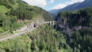 Yaz mevsiminde İsviçre Alplerinde Landwasser Viaduct, Yeşil Dağ Vadisi 'nde Aerial Viaduct