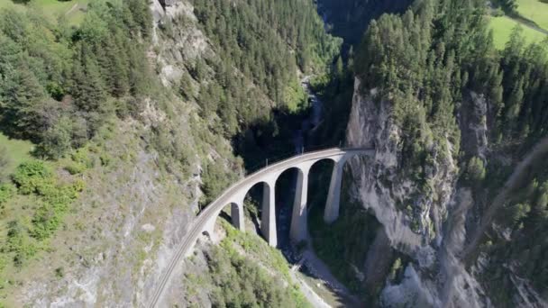 夏季瑞士阿尔卑斯山的Landwasser高架桥，青山谷地的空中景观 — 图库视频影像