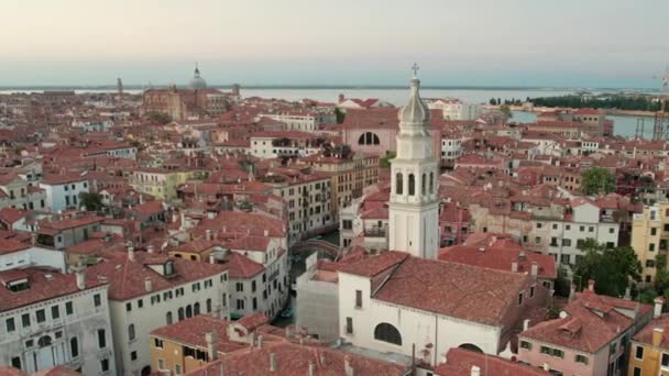 Vista aérea de la ciudad de Venecia con edificios históricos y campanario, Skyline, Italia — Vídeos de Stock