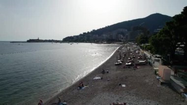 Deniz kıyısındaki Budva Sahili, Güneş Yatakları ve Halkı, Karadağ Kıyısı