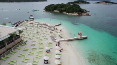 Boş Güneş Loungerlı Gökyüzü Manzarası Sahili, Balkan Sahili İyon Denizi Arnavutluk