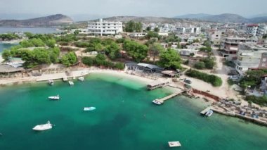 Arnavutluk 'taki Ksamil Adaları' nda Turkuaz Suyu ile Havacılık Manzarası Egzotik Plajı