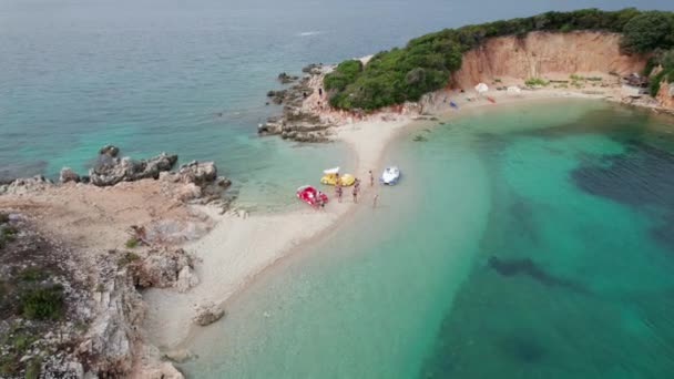 Arnavutluk 'un Turkuaz Suyu ile Ksamil Adalarındaki Tropikal Plajın Hava Görüntüsü — Stok video