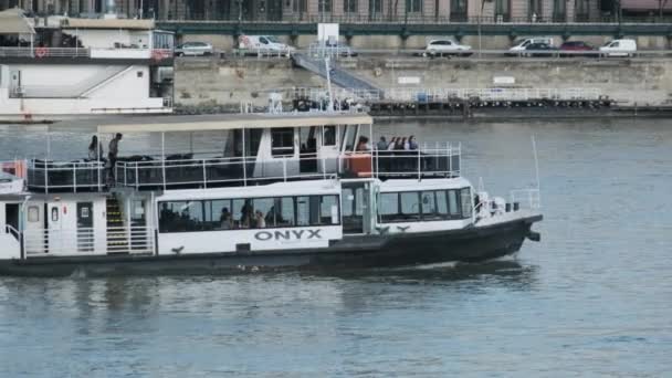 Pleasure boat sailing on the Danube River in Budapest — Stock Video