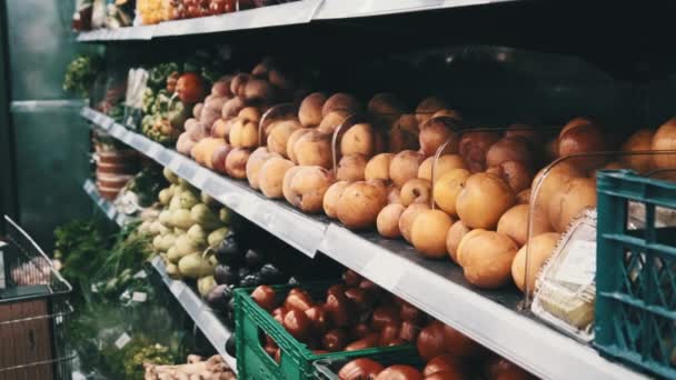Frisches Obst und Gemüse in den Supermarktregalen — Stockvideo
