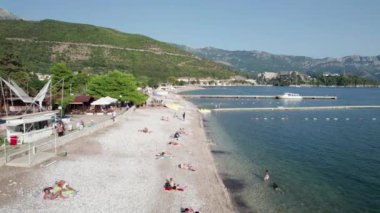 Deniz kıyısındaki Budva Sahili, Güneş Yatakları ve Halkı, Karadağ Kıyısı