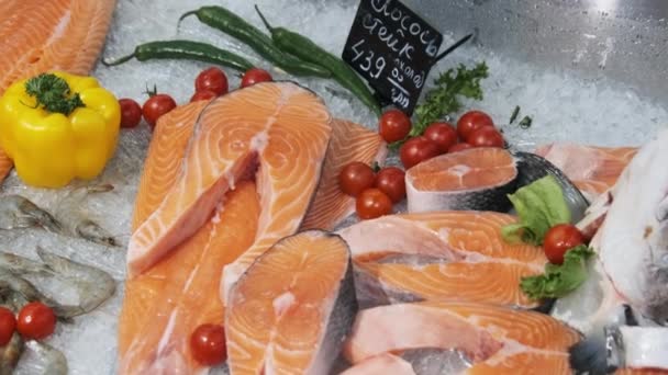 Samenstelling van forel en zalmsteaks Lies on Ice in Showcase van Supermarket — Stockvideo