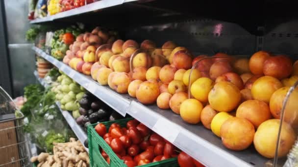 Świeże owoce i warzywa na półkach supermarketów — Wideo stockowe
