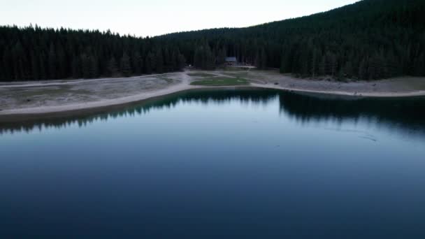 黑山的黑湖空中景观，杜米特公园的Crno Jezero山 — 图库视频影像