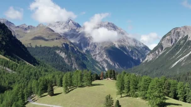 Vista aérea del valle de la montaña con el lago alpino de Palpuogna en Albulapass, Alpes suizos — Vídeo de stock