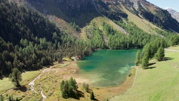 Гірська долина з альпійським озером Пальпуонья в Альбулапассі, Швейцарські Альпи — стокове відео