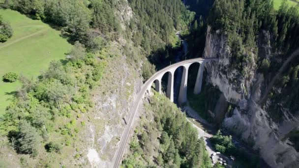 Landwasser Viaduct in Swiss Alps in Summer, Aerial view on Green Mountain Valley — Αρχείο Βίντεο