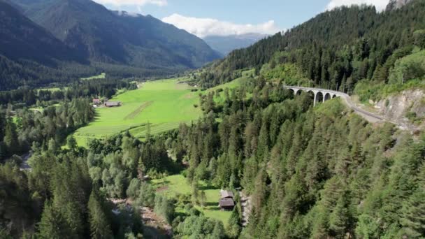 Viaduc Landwasser dans les Alpes Suisses en été, Vue Aérienne sur Green Mountain Valley — Video