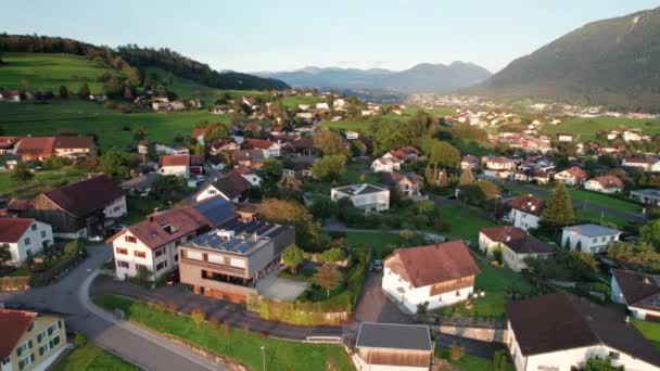 Flygfoto över Liechtenstein med hus på gröna fält i Alperna Mountain Valley — Stockvideo