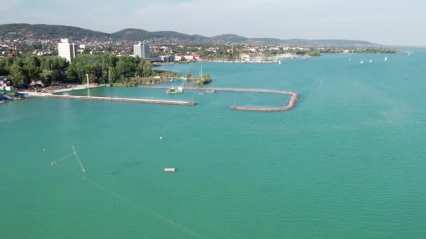 Luchtfoto van het Balatonmeer in Hongarije, Kust van Balatonfured, Zonnige dag — Stockvideo