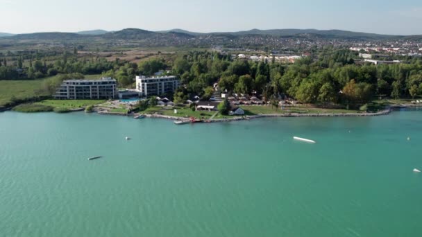 Luchtfoto van het Balatonmeer in Hongarije, Kust van Balatonfured, Zonnige dag — Stockvideo