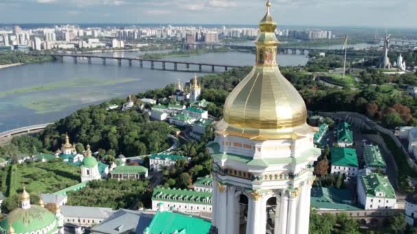 基辅Pechersk Lavra, Great Lavra Bell Tower, Orthodox Monastery的空中景观 — 图库视频影像